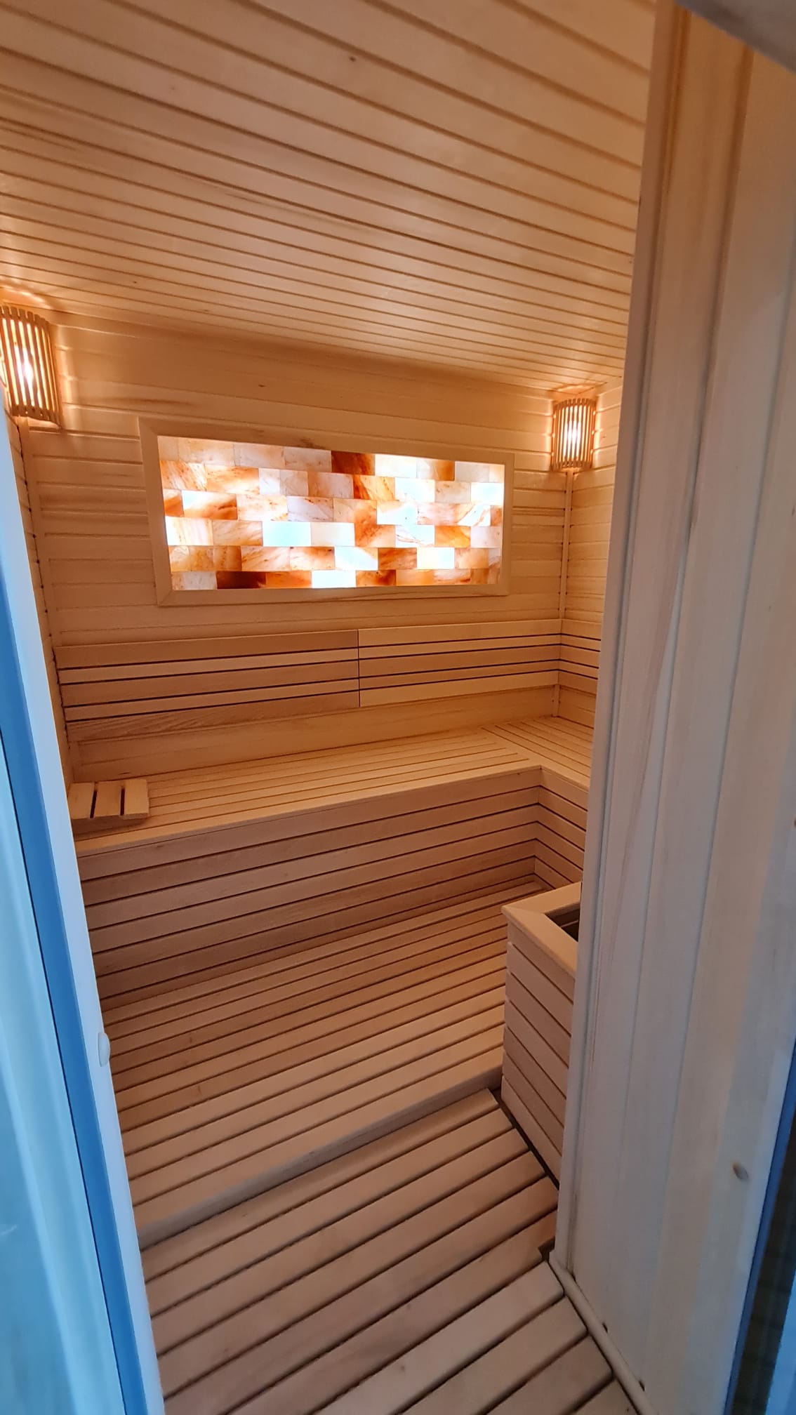 Finska sauna po meri sa drvenim klupama