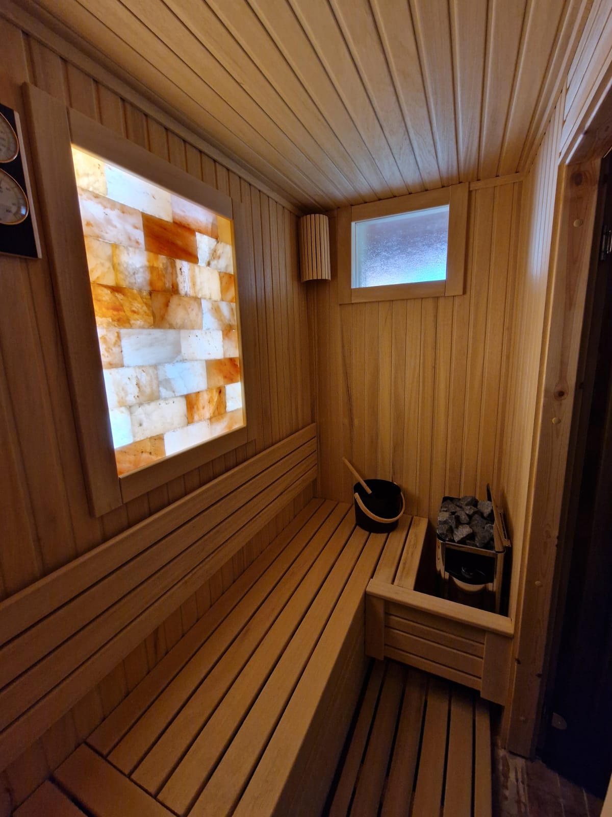Detalj drveta i klupa u finskoj sauni